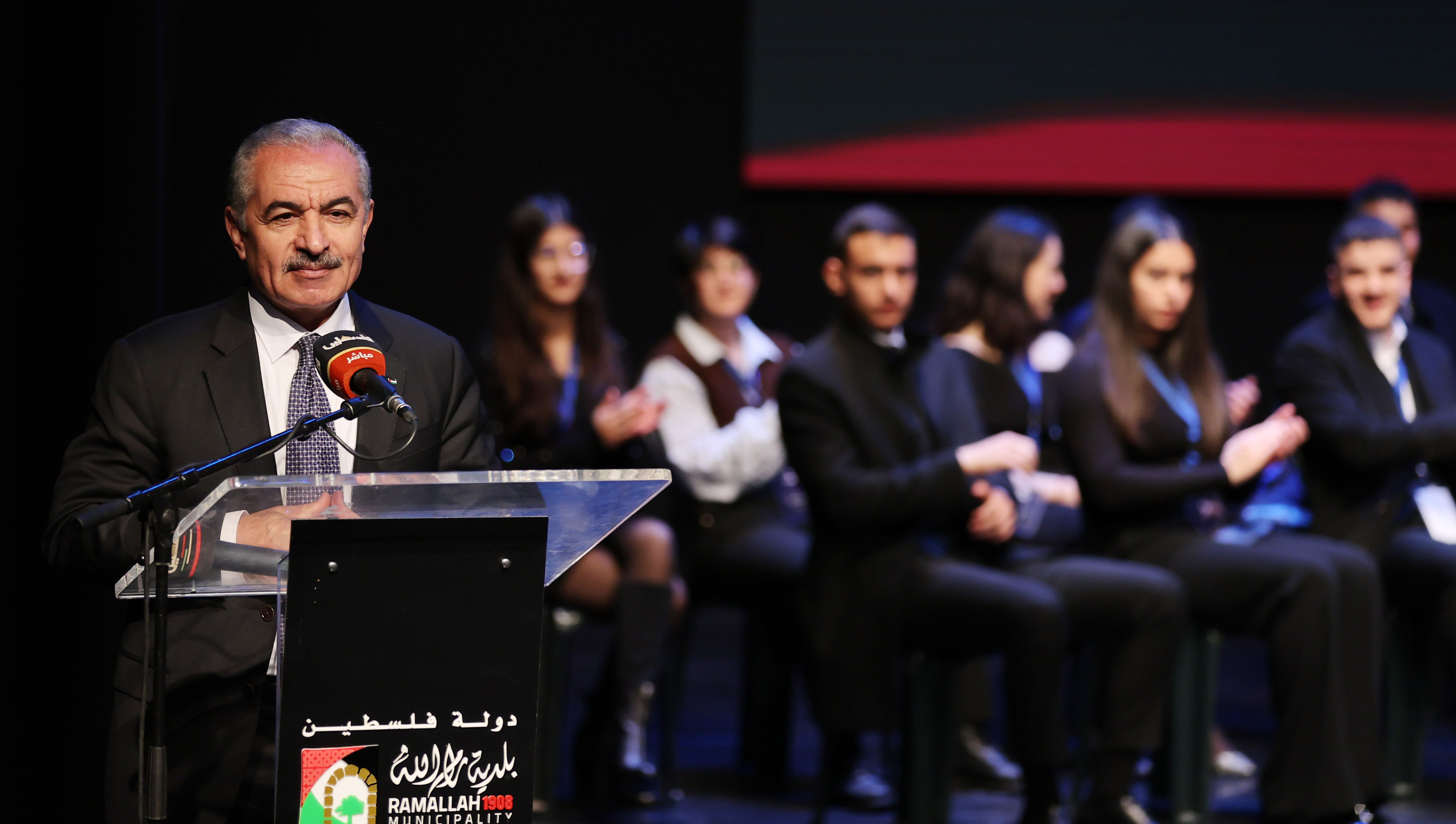 رئيس الوزراء محمد اشتية خلال افتتاحه مؤتمر محاكاة الأمم المتحدة الفلسطيني الـثاني عشر